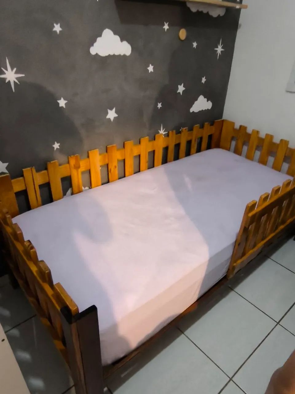 cama de solteiro de madeira com grades removíveis - Foto 2