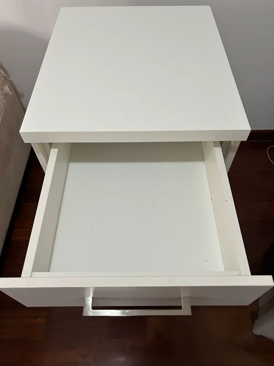 Mesa de cabeceira com duas gavetas em perfeito estado - Foto 2