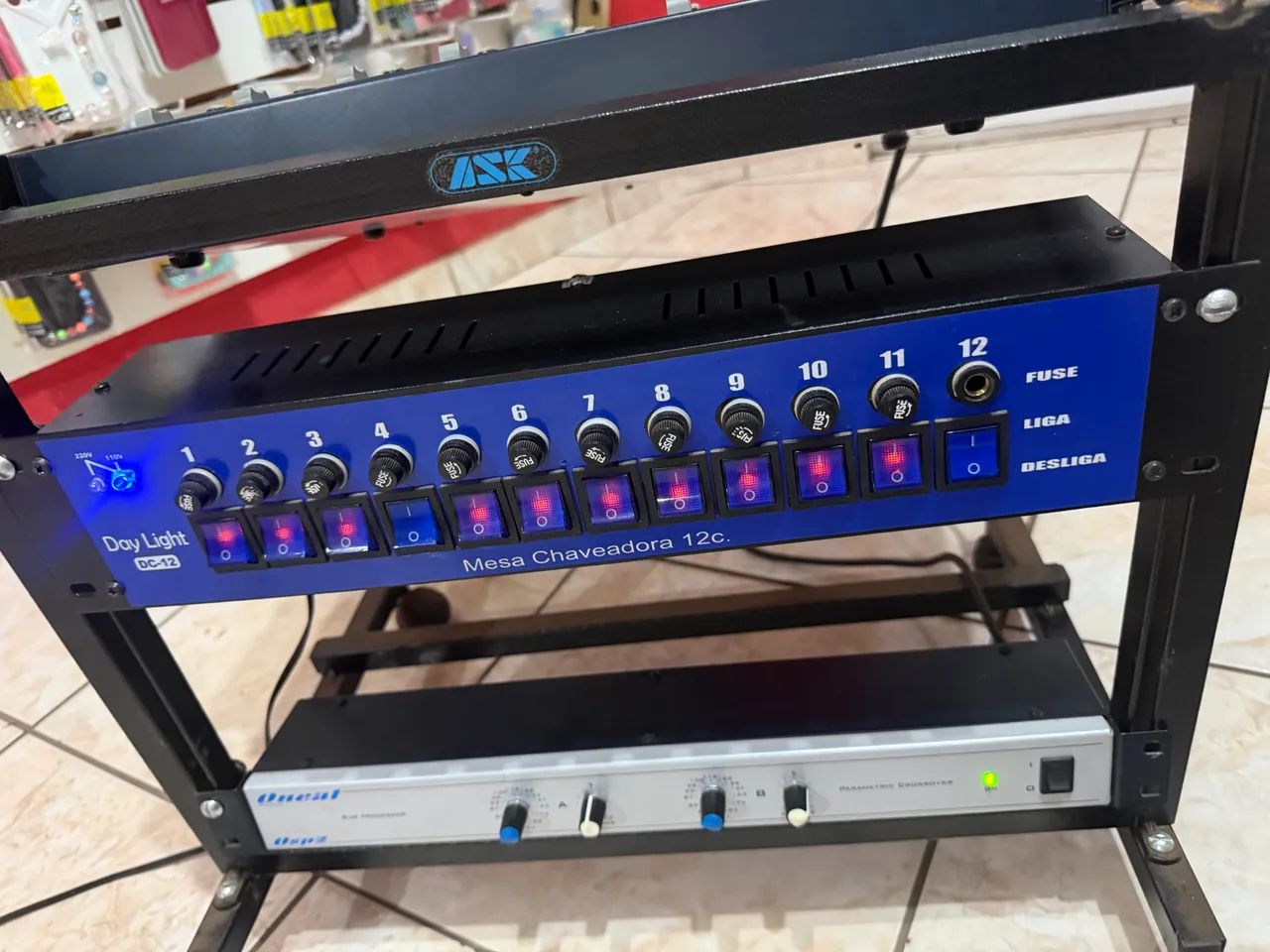 Mesa de som e acessórios 