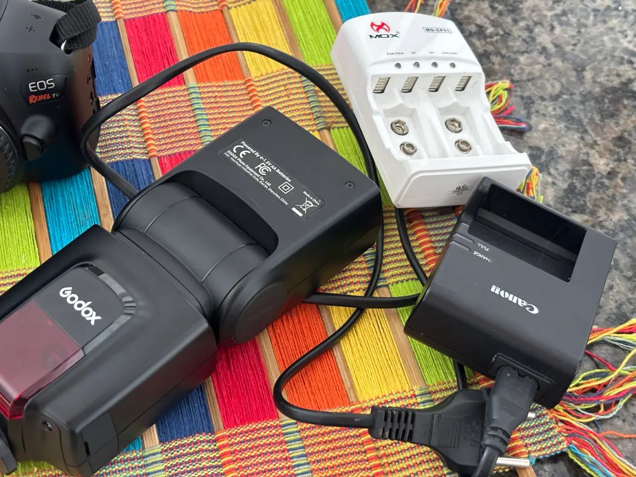 CÂNON T6 kit completo com lente e flash - Foto 2