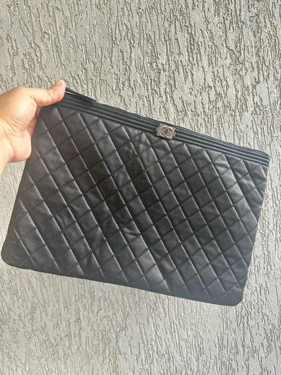 Clutch Chanel Boy O-Case grande em couro caviar acolchoado preto.