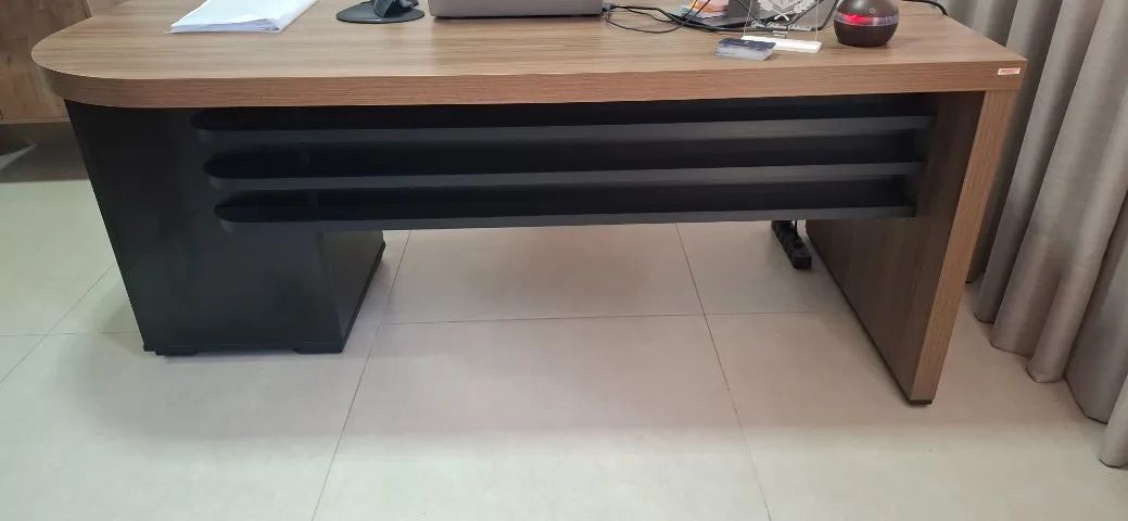 Mesa Tamburato com gavetas nogal/preto