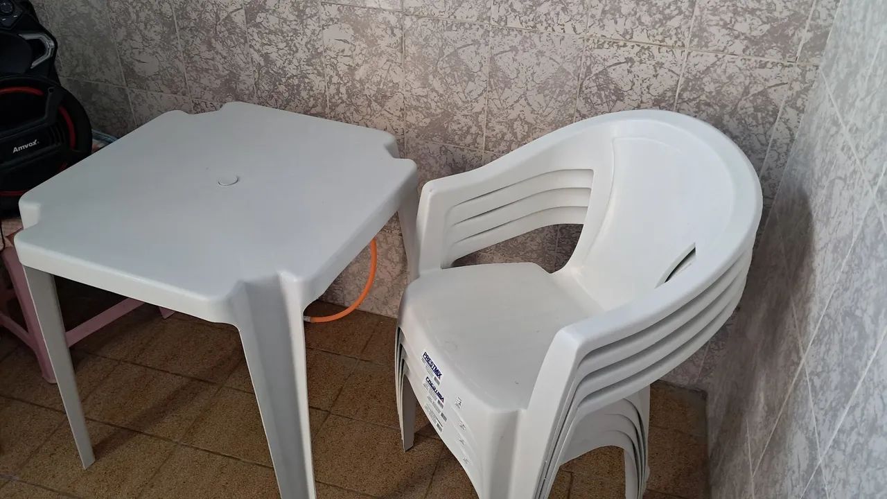 Mesa + 4 cadeiras de plástico - Foto 2