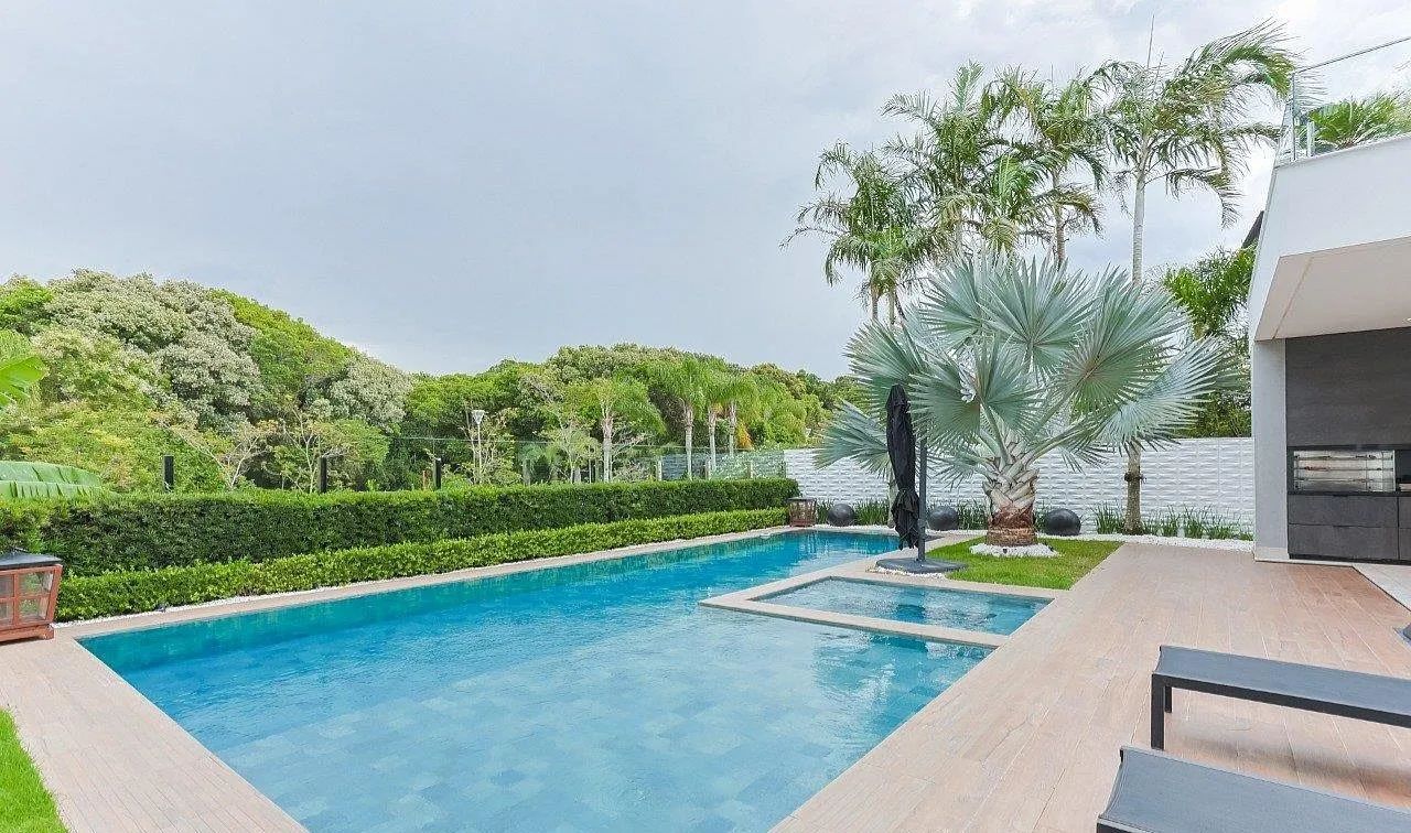 Casa 5 Suites, Sacada com Deck e Jacuzzi, Jurerê, Florianópolis, SC - Foto 2