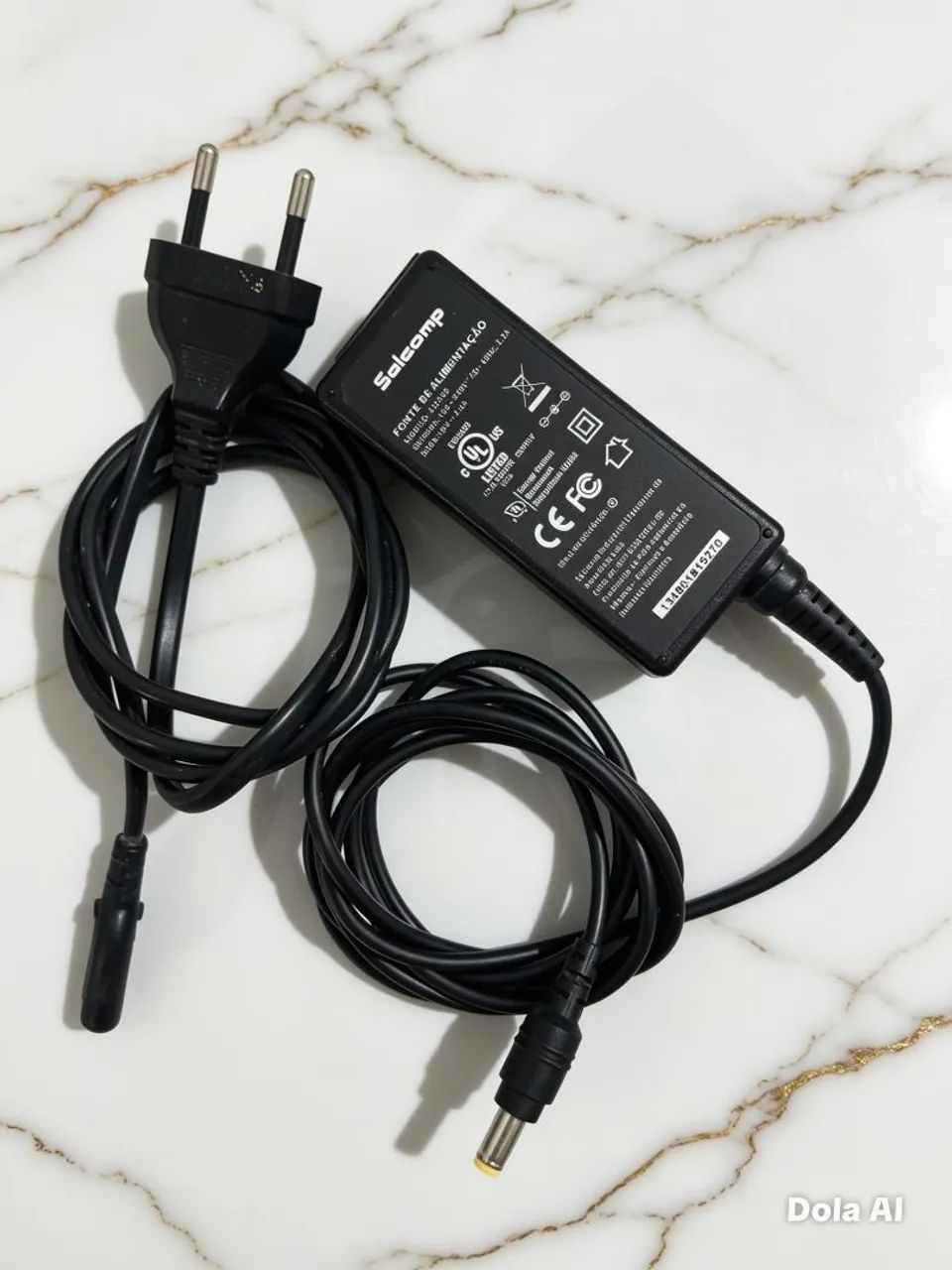 Fonte de alimentação Notebook  original Salcomp, entrada 100-240V e saída 19V 2.1A