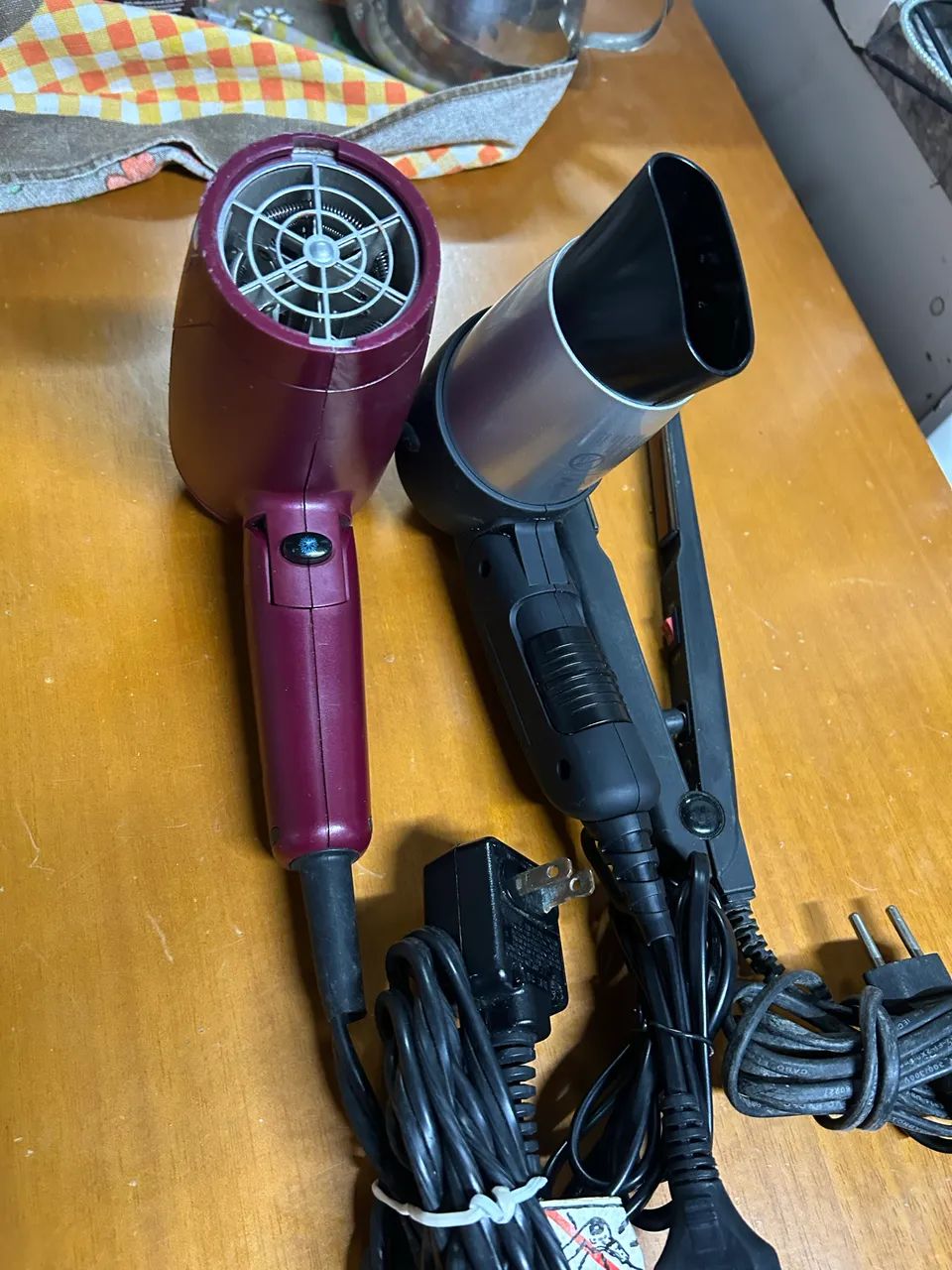 Vendo 2 secador de cabelo de brinde e uma chapinha o secador de cabelo é profissional - Foto 6