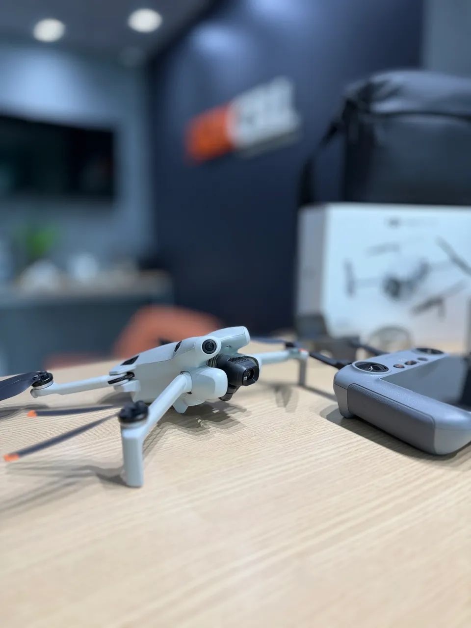 Drone Mini 4 Pro Fly More Combo Plus RC2 (Seminovo) Bem conservado Garantia de loja  - Foto 2