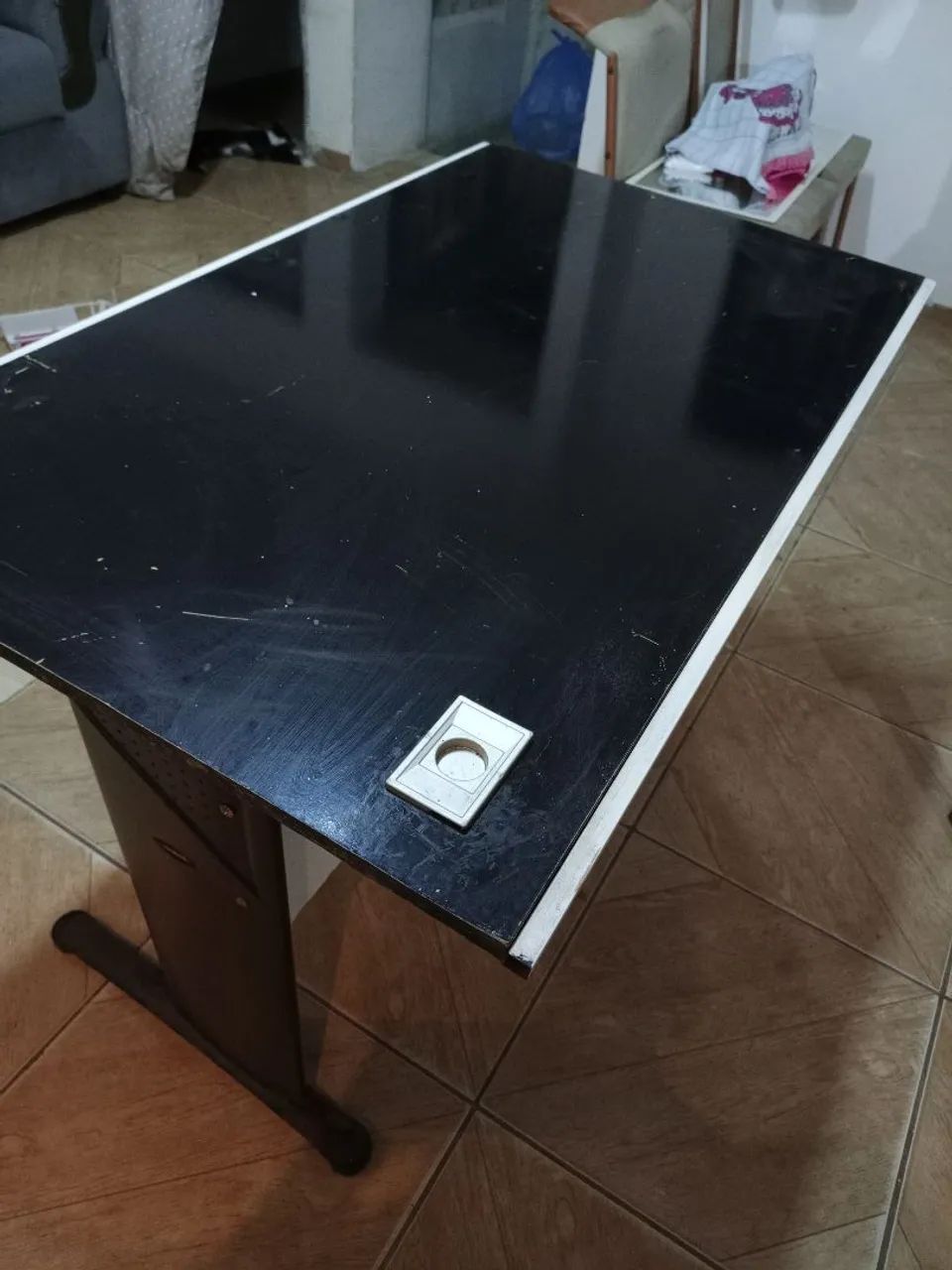 Mesa de diretor/escritório revestida em madeira e alumínio.