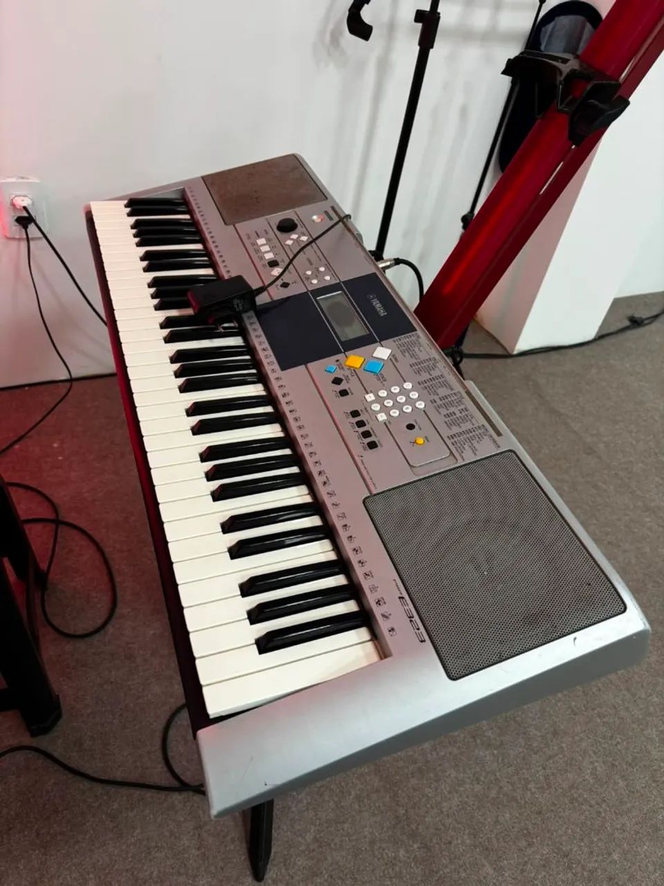 Teclado Yamaha PSR-E323