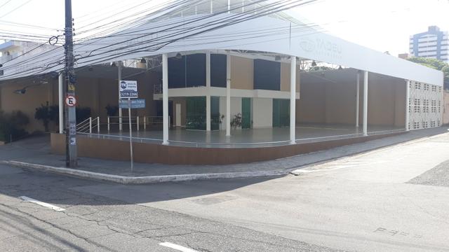 Prédio de esquina na Av desembargador Moreira