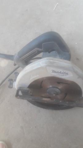 Serra circular makita m5801 220 v 150 reais - Foto 4