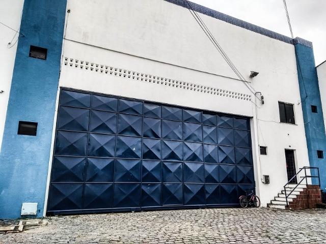 Galpão BR 116, rua Lateral, 1.000m² construído, escritório, doca, banheiro, Aluguel