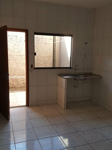 Casa de laje 2 qtos. vendo o ágio: 15.000, 00!! individual sozinha no lote. - Foto 2