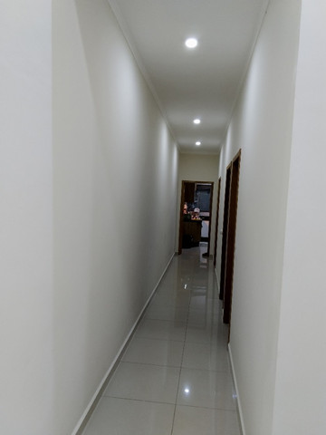 Jardim Ipê, casa com pé direito elevado, armários planejados e área gourmet com ofurô - Foto 4