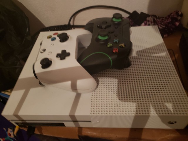 Xbox one s com dois controles 