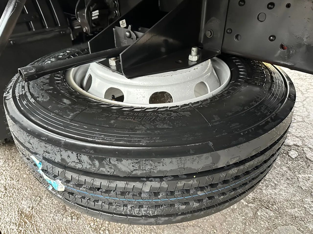 Vw 26260 2024 6x2 truck carroceria 22.000km pneus novos  - Foto 8