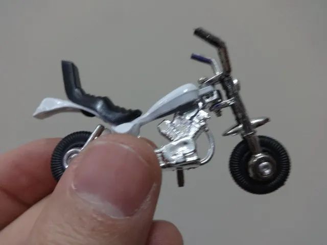 Lote com 2 motos em miniatura - Foto 4