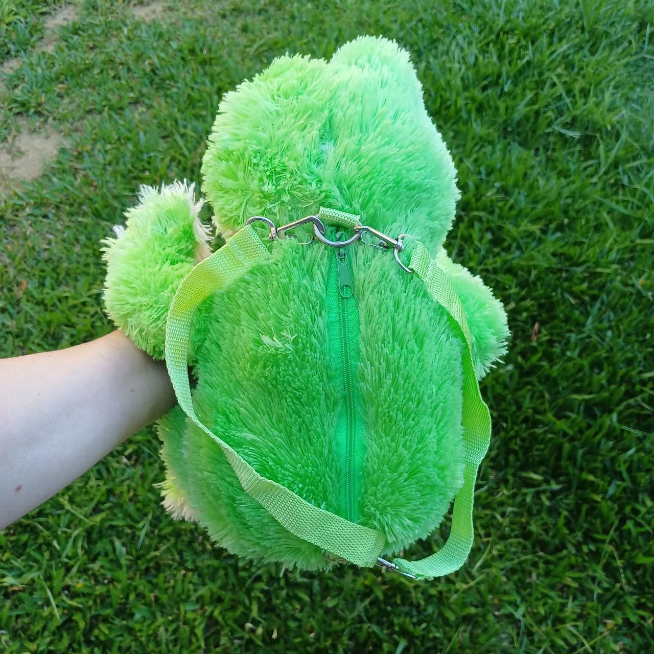 Mochila sapinho de pelúcia  - Foto 2