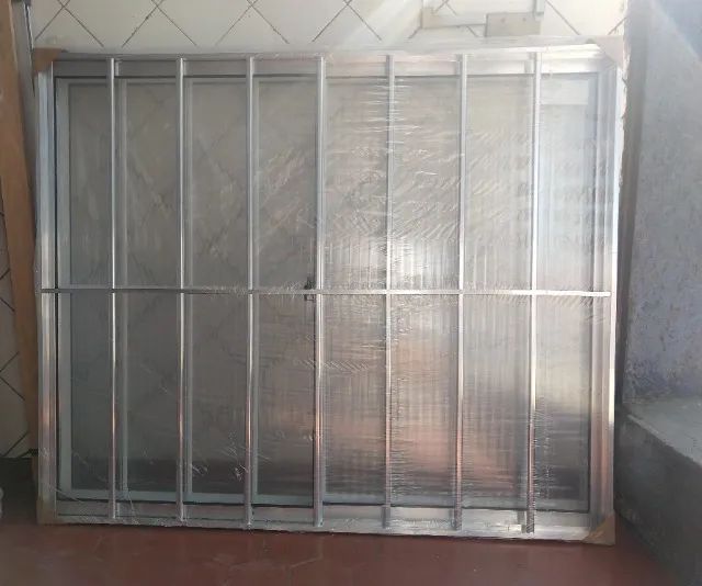 Janela de alumínio natural com grade 1x1m  ( 332,00 )