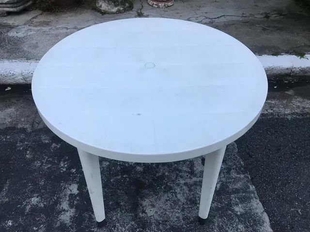 Mesa redonda de plástico reforçado .