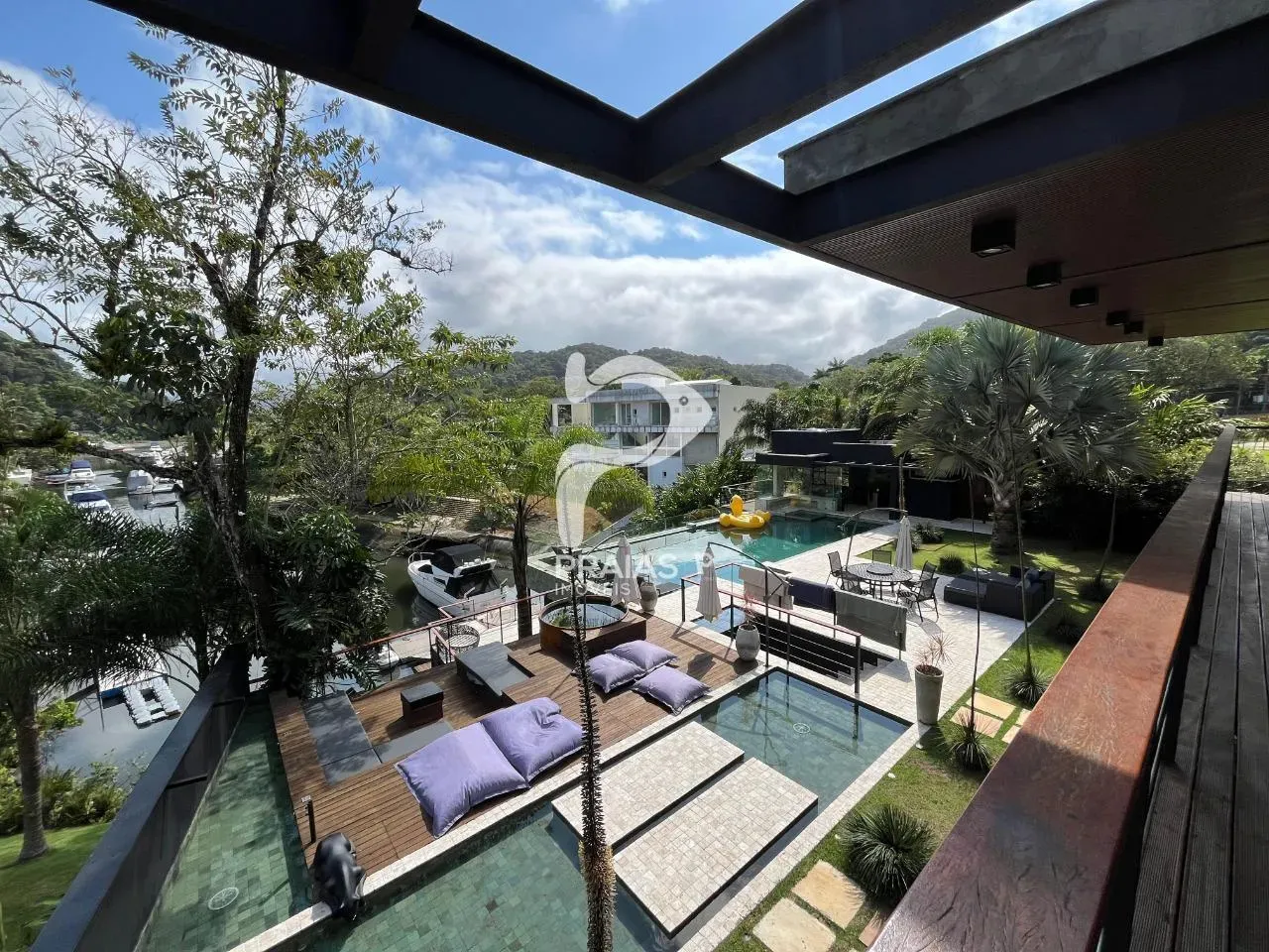 Casa de alto padrão à venda em condomínio Marina Guarujá