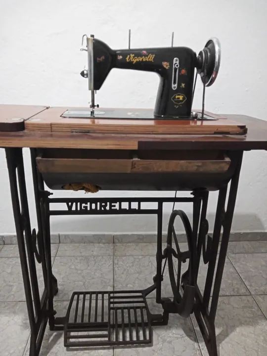 Máquina de Costura Vigorelli Antiga
