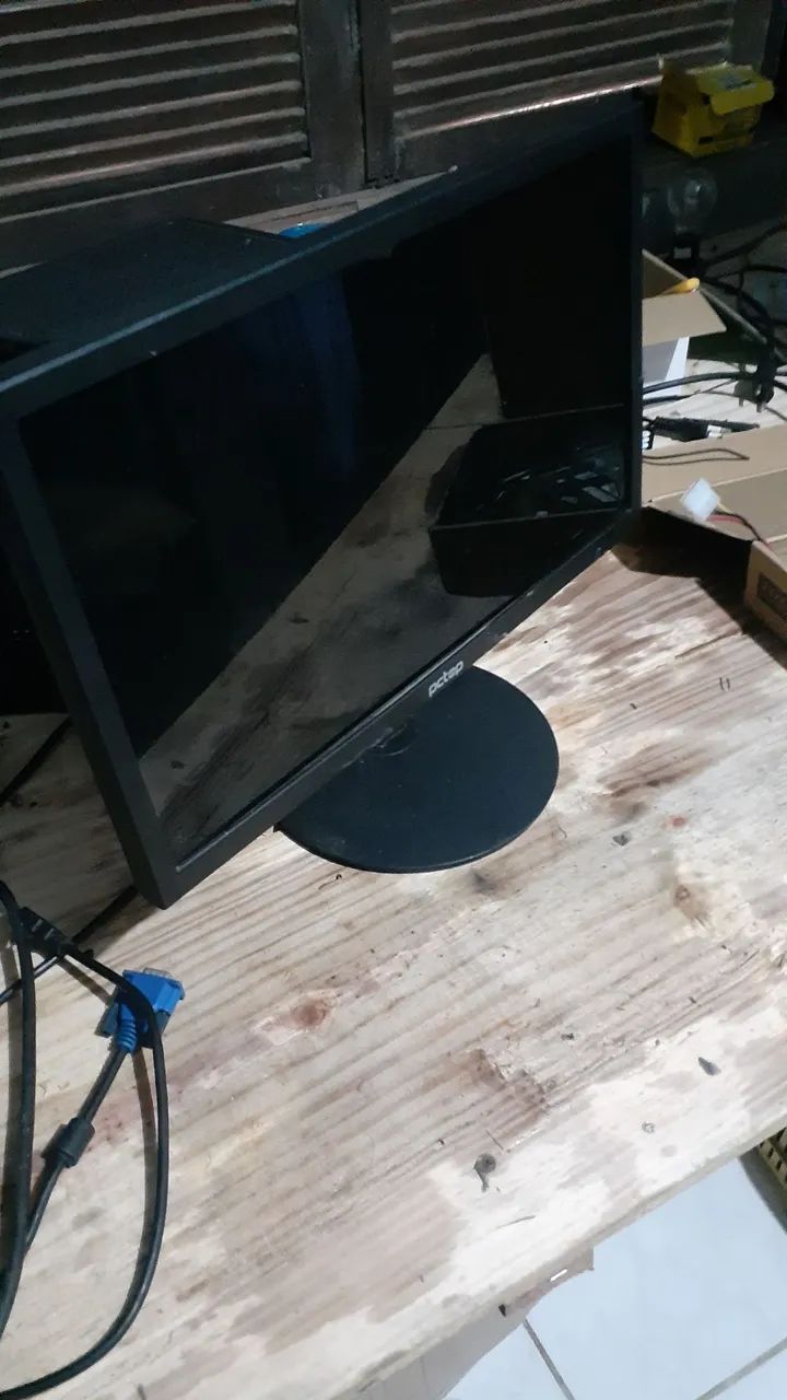 Monitor hdmi e vga alguns detalhes mas funciona perfeito! 