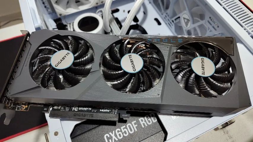 PLACA DE VIDEO NOVA GIGABYTE RX6600 TRIPLE FAN 8GB - Foto 3