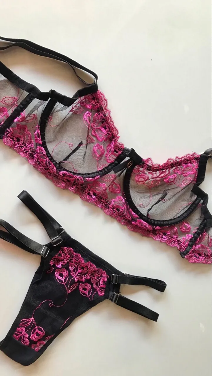 Conjunto de lingerie bordado rosa e preto
