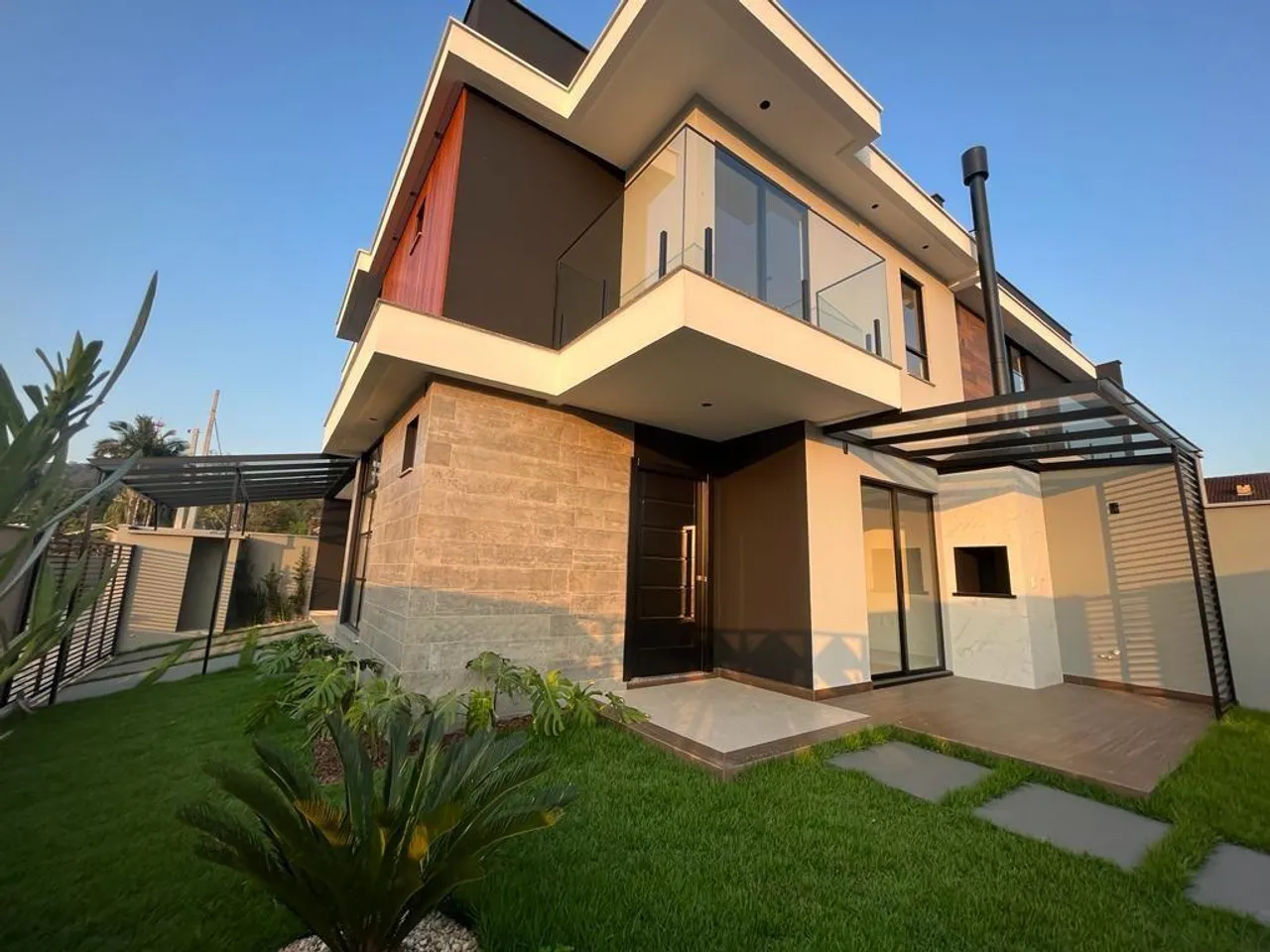 Sobrado para Venda em Joinville, Bom Retiro, 3 dormitórios, 2 suítes, 1 banheiro, 2 vagas