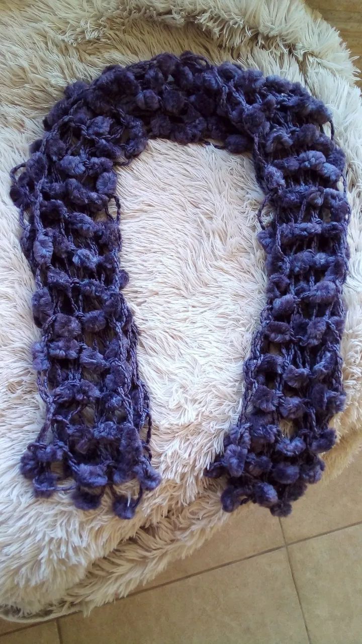 Cachecol Pompom de Pelúcia Artesanal Cinza Chumbo 166cm - Foto 5