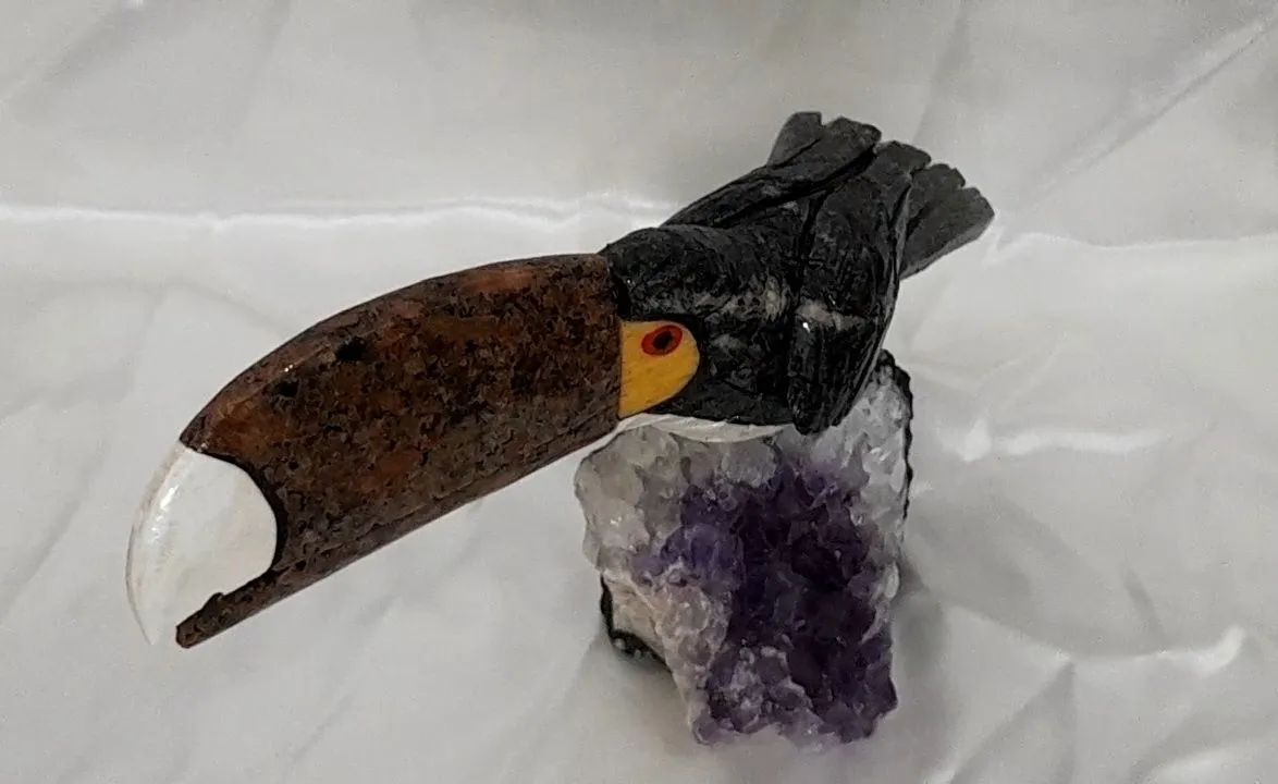 ESCULTURA TUCANO PEDRA NATURAL ESTATUETA CENTRO DE MESA ARTE DECORAÇÃO DRUSA AMETISTA. - Foto 2