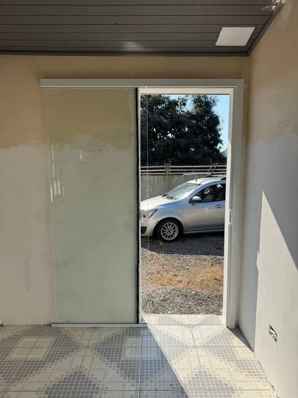 Porta fora de vão em vidro temperado sob medida!