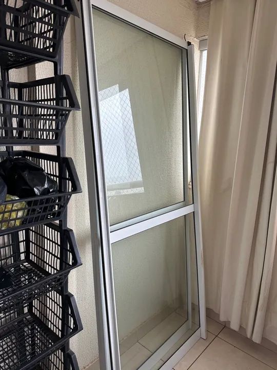 Porta de vidro temperado com moldura de alumínio