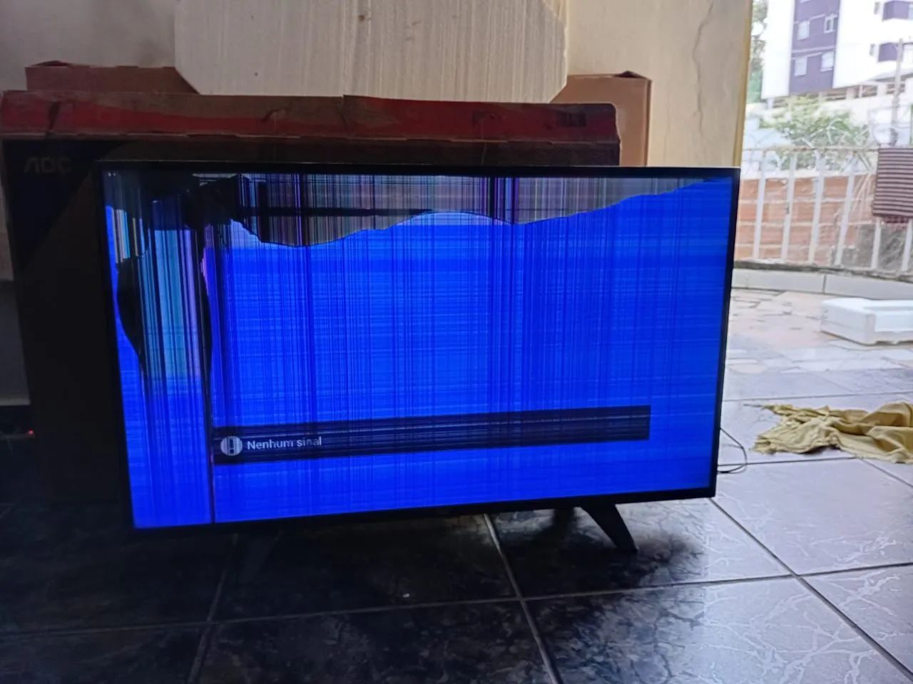 TV AOC LED 43 polegadas com tela trincada