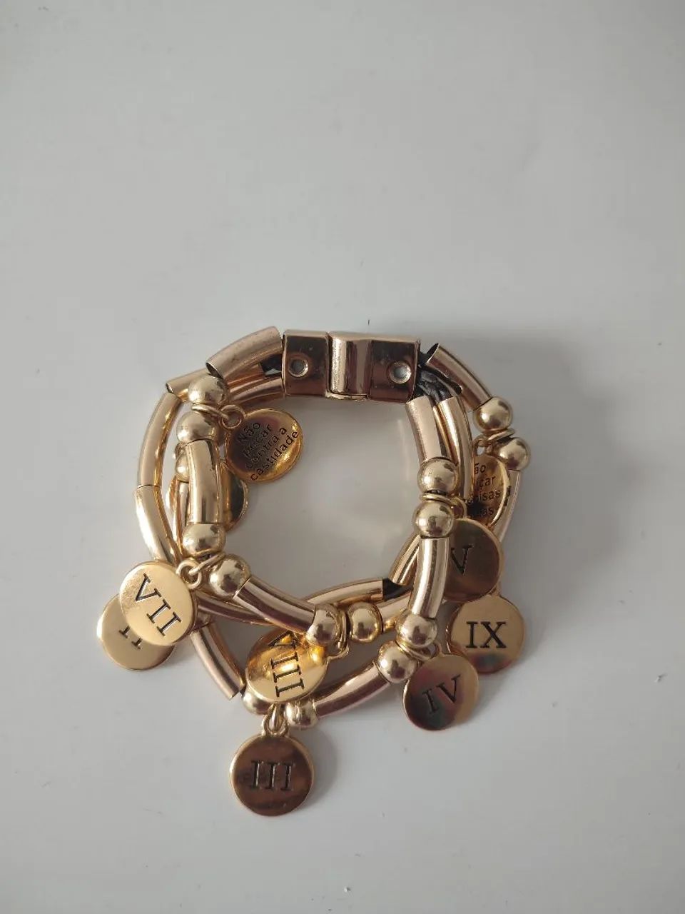 Pulseira Dourada com Pingentes Religiosos - Foto 2