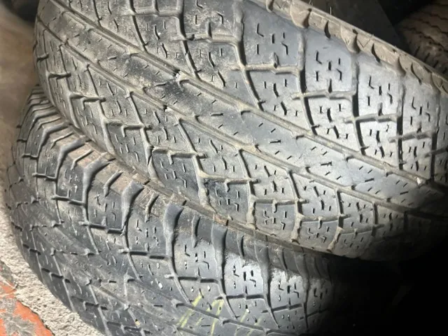 Pneu Bridgestone 205/70/15 80 % vida útil