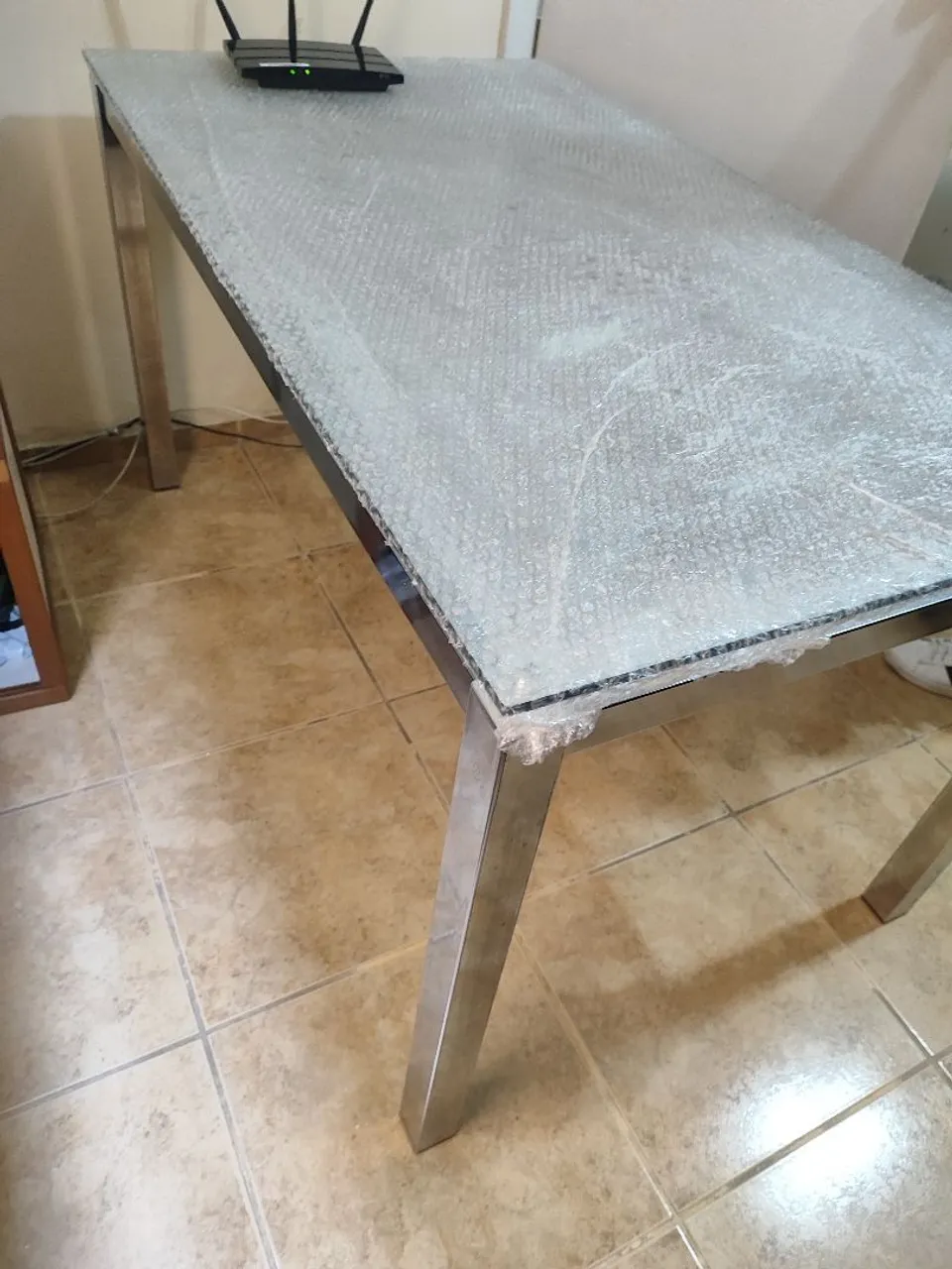Mesa de escritório moderna com tampo de vidrode vidro