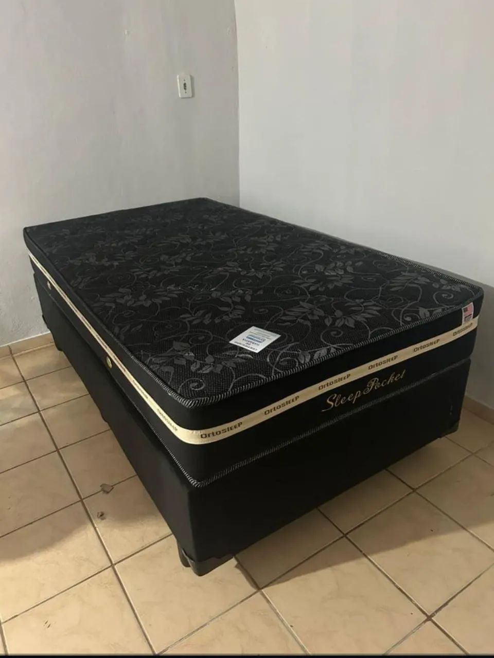 Cama casal com colchão molas ensacadas na cor preta 