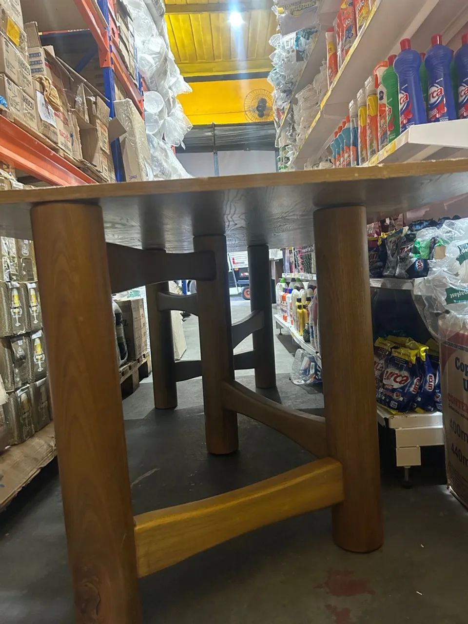 Mesa de madeira com design clássico