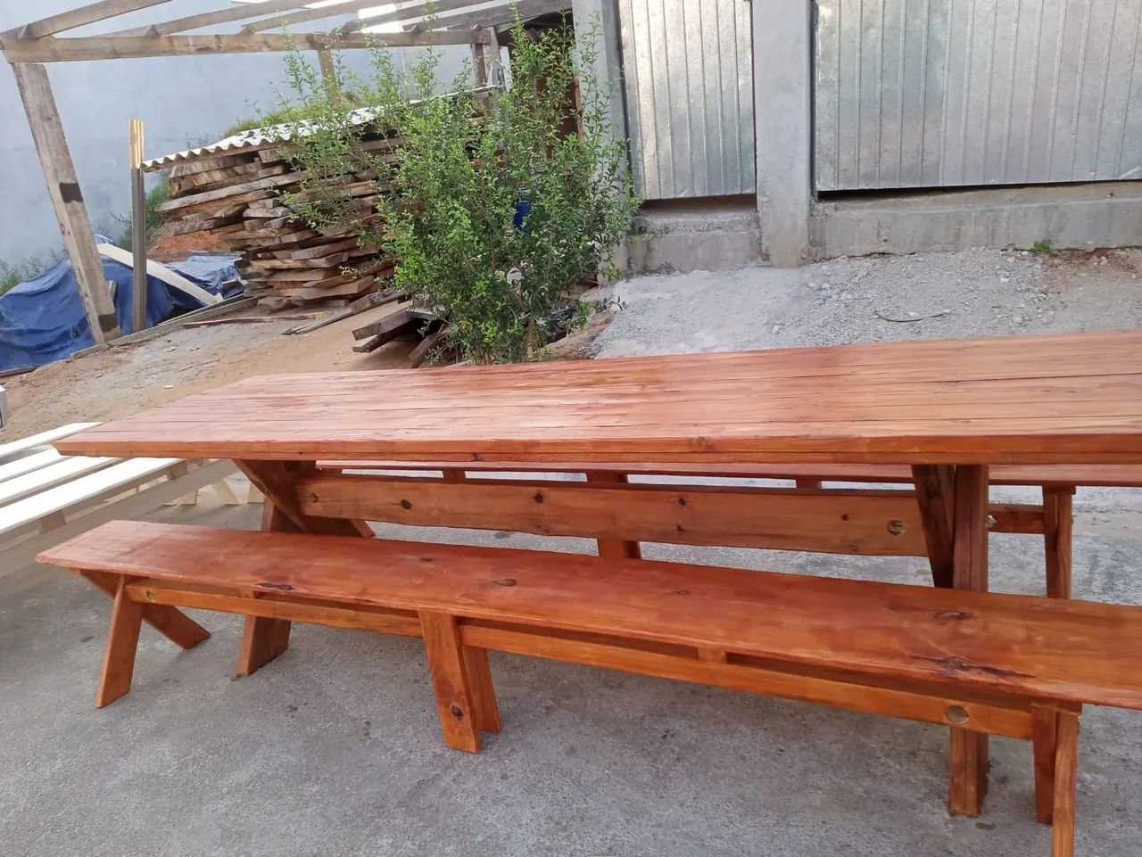Mesa de madeira com bancos - Foto 2