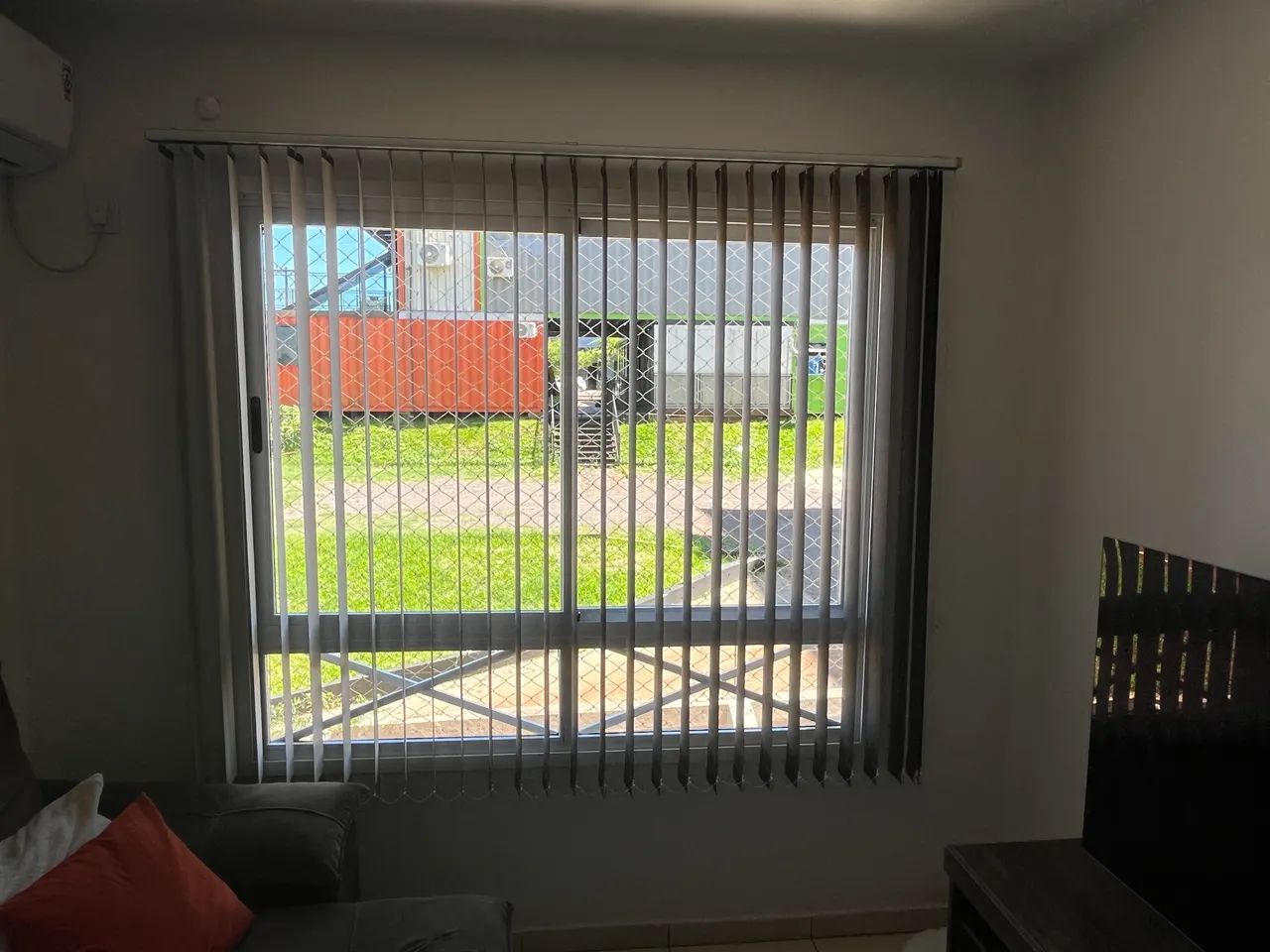 Persiana vertical marrom - excelente estado (quase nova) - Foto 6