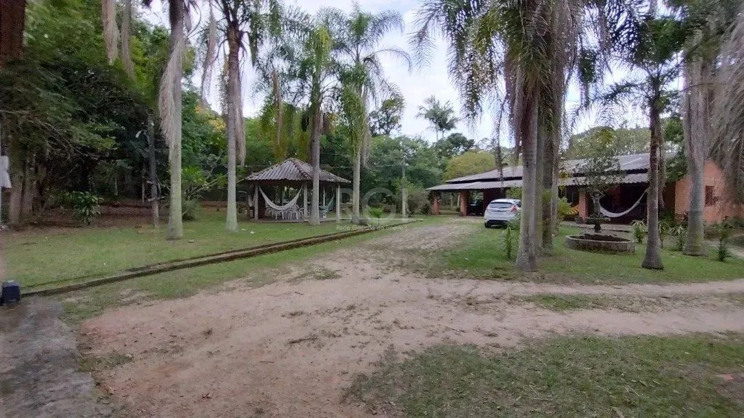 Belo sítio no Lami, com 2 excelentes casas térreas em alvenaria, ideal para 2 famílias. A 