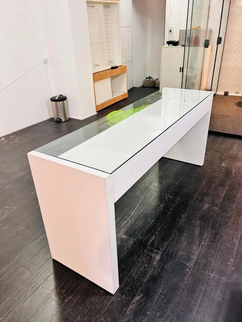 Mesa com tampo de vidro , Balcão