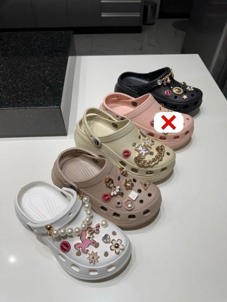 Crocs Charmosas Decoradas - Cores Variadas - Foto 2