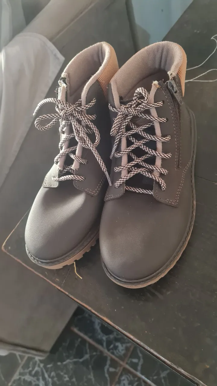 Botas de Couro marrom com Cadarços N 33