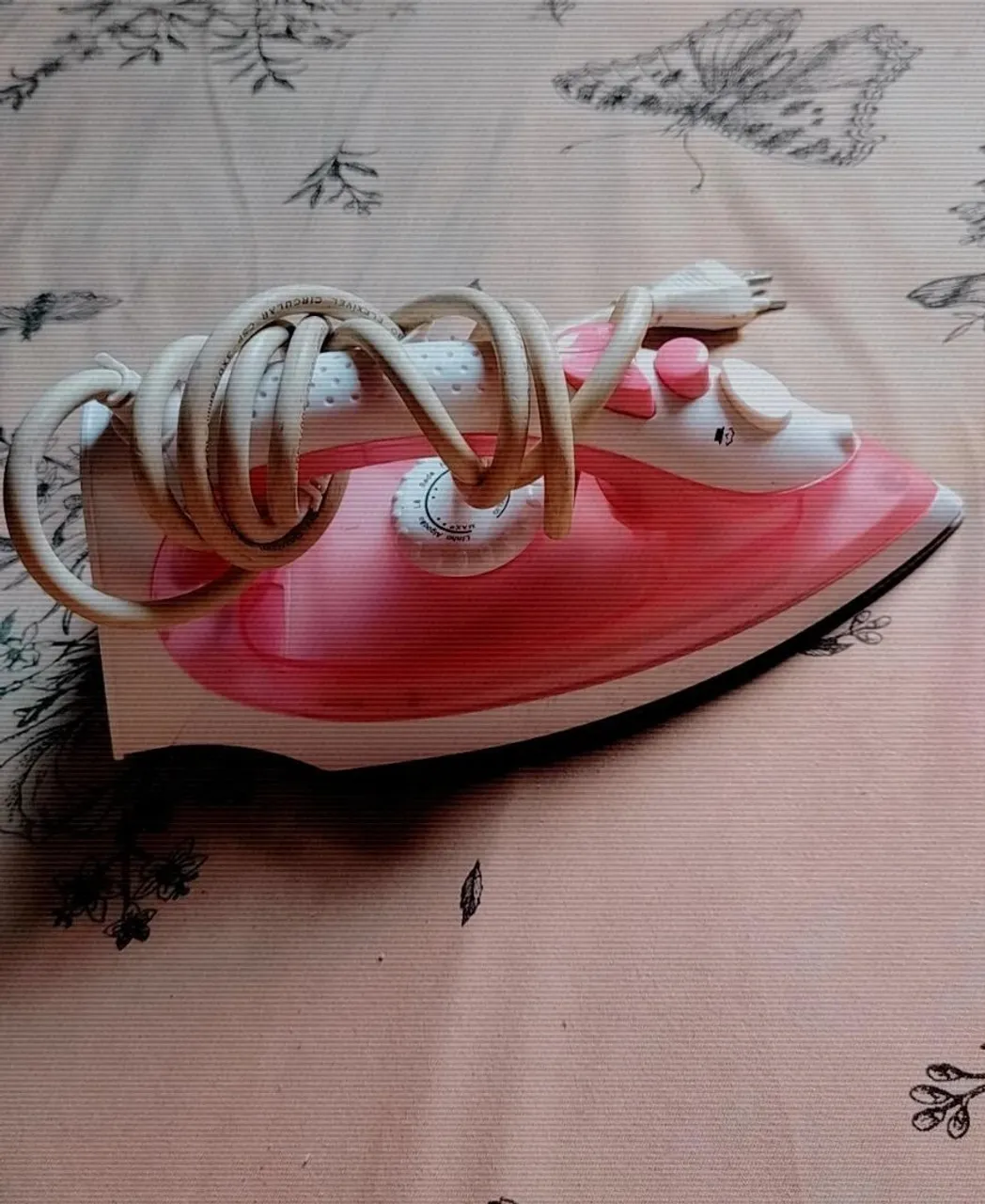 Ferro de passar roupa rosa