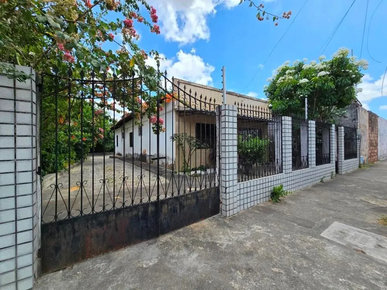 Casa plana no Henrique Jorge, com excelente terreno e bem localizada