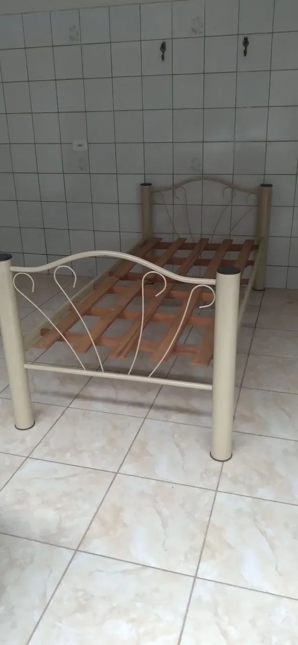 Vendo uma cama de solteiro 64962121464579121