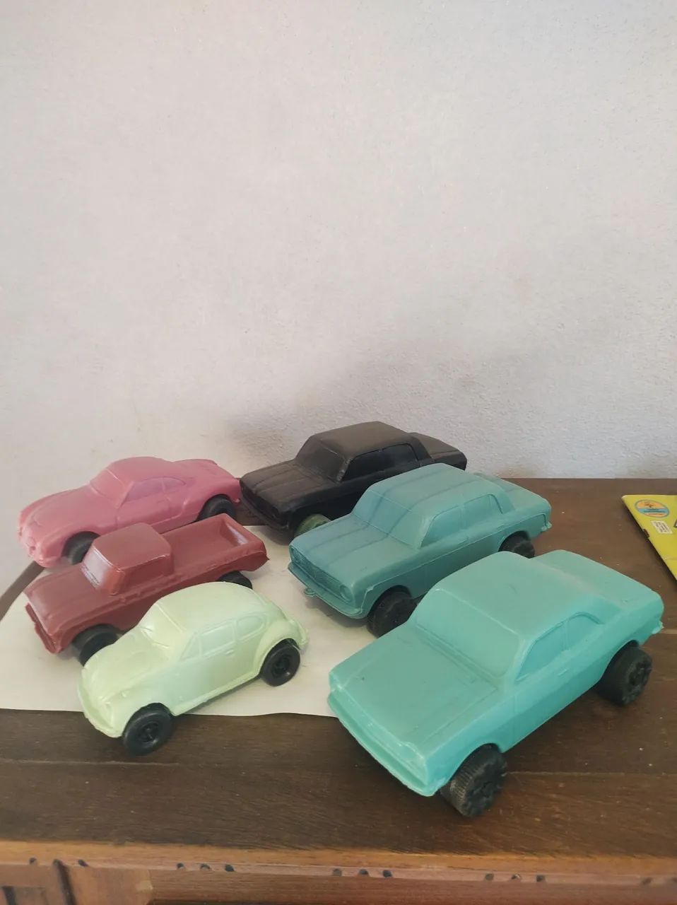 Coleção de Carrinhos Antigos de Plástico